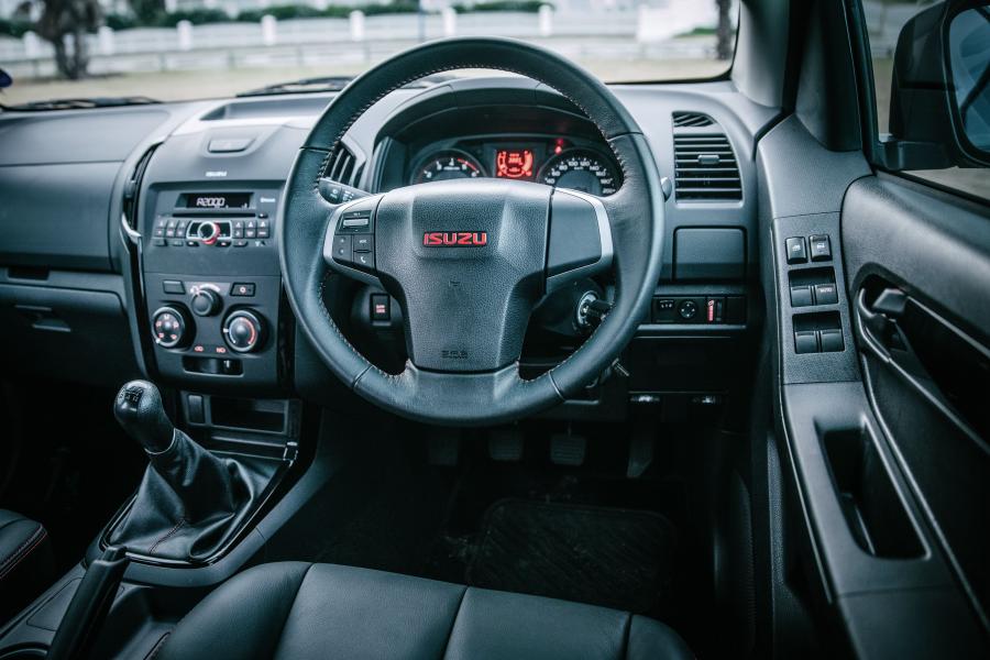 Панель приборов Isuzu KB Double Cab X-Rider Black 2018 года  (фото 30 из 34)